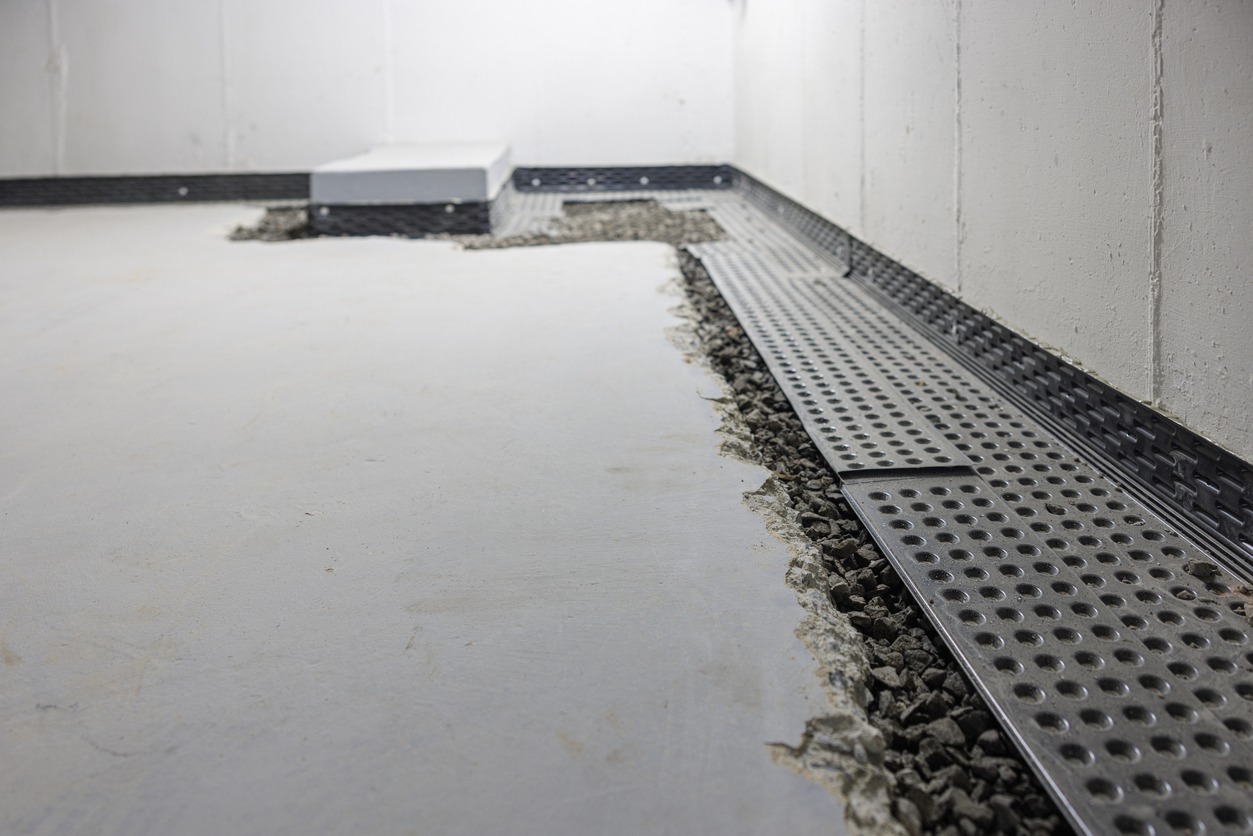 Basement perimeter drain system with gravel trench